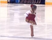 فيديو.. طفلة تستعرض مهارتها فى التزلج على الجليد بقدم واحدة