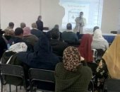 صور.. "القوى العاملة" بالأقصر تبدأ تدريب موظفينها على لغة الإشارة