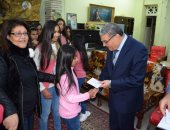 صور .. محافظ المنيا يهنئ أطفال "دار البنات القبطية" بعيد الميلاد المجيد
