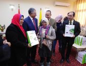 محافظ شمال سيناء يسلم 32 سماعة لضعاف السمع 