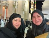 مى نور الشريف وشقيقتها سارة تؤديان مناسك العمر.. صور