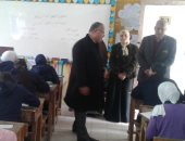 مدير تعليم الإسماعيلية يتفقد مدرسة خديجة بنت خويلد ويطمئن على بدء الامتحانات