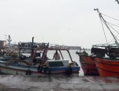 صور.. توقف الصيد بميناء بورسعيد البحرى بسبب نوة الفيضة الكبرى