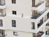 مشهد مرعب لطفلة تلهو على الحافة الضيقة لواجهة منزل فى إسبانيا.. فيديو وصور