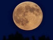 القمر الوردى العملاق الوردى يظهر بسماء الليل يوم 7 إبريل الجارى