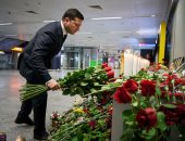 رئيس أوكرانيا يضع الورود على نصب تذكارى لتأبين ضحايا الطائرة المنكوبة