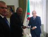 وزير الخارجية يلتقى الرئيس الجزائرى لتسليم رسالة من رئيس الجمهورية