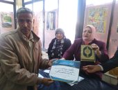 صور.. وكيل تعليم كفر الشيخ تكرم سائق المديرية لأمانته
