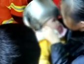 آخرة الشقاوة.. تحرير رأس طفل صينى علقت فى غلاية شاى.. فيديو وصور