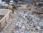 شكوى من تراكم القمامة فى شوارع دمنهور بجوار مدرسة السادات بالبحيرة