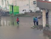 شكوى من غرق شوارع قرية الكوم الأحمر بالمياه فى محافظة كفر الشيخ 