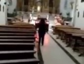 شاهد.. رجل يقتحم كنيسة بسيارة فى إسبانيا بسبب الشيطان.. اعرف القصة