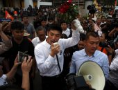 زعيم حزب "المستقبل إلى الأمام" المعارض فى تايلاند وأنصاره يتظاهرون اعتراضا على قرار حله