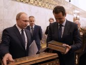 شاهد.. بوتين يهدى الجامع الأموى بسوريا نسخة فريدة من مصحف تعود إلى القرن 17
