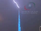 فيديو.. البرق يلامس قمة برج خليفة بالإمارات 
