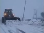 شاهد.. الجرافات تزيل الثلوج من شوارع جنوب الأردن لفتح الطرق أمام السيارات