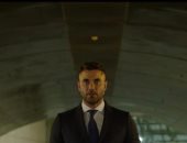 شاهد أحمد فهمى "مكتف" أحمد عز بالسلاسل فى كواليس فيلم العارف