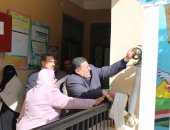 محافظ كفر الشيخ  يجرب حنفيات الحريق  بنفسه ويقرر  تكريم مدير مدرسة (صور)