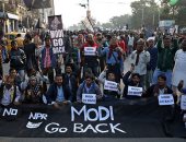 المحتجون على قانون الجنسية الجديد فى الهند يحرقون دمية لرئيس الوزراء