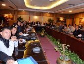 محافظ الغربية يناقش نسب التنفيذ والمعوقات لمشروعات الرصف 