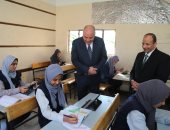 محافظ قنا يتفقد لجان الامتحانات الإلكترونية للصف الأول والثانى الثانوى