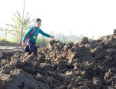 سيبها علينا.. أهالى السيالة والإسكندرية بدمياط يشكون تحول الشوارع إلى وحل