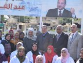 وزير القوى العاملة يختتم زيارته لمحافظة الأقصر بصور تذكارية مع أصحاب الحرف
