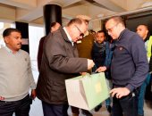 فيديو وصور.. محافظ أسيوط يتفقد قسم الإصابات بالمستشفى الجامعى