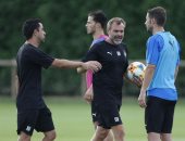 تشافي يضم شقيقه أوسكار لجهازه المعاون فى برشلونة حال إتمام التعاقد