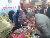 وزير القوى العاملة يشرب "الجبنة السودانى" بافتتاح معرض بأسوان (صور)