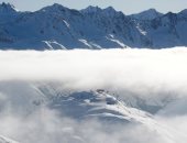 توافد السائحين للتزلج على جليد جبال الألب رغم تحذيرات