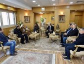 محافظ دمياط تبحث مع رئيس الغرفة التجارية الرومانية المصرية ببوخارست تسويق الأثاث 