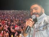 "عايزين نولع الدنيا".. تامر حسنى ينشر فيديو خلال مشاركة جمهوره الغناء بحفل جدة