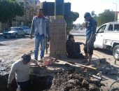 صور.. إصلاح ماسورة مياه بميدان مكتبة مصر العامة فى الأقصر وعودة المياه