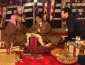 رئيس الوزراء اليابانى بالزى السعودى فى خيمة مع الأمير محمد بن سلمان.. فيديو