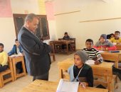 صور.. وكيل تعليم الوادى الجديد يتفقد لجان امتحانات الفصل الدراسى الأول بالخارجة