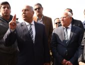 وزير النقل ومحافظ بورسعيد يتابعان أعمال ازدواج كوبرى على الطريق الدولى الساحلى