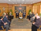 صور.. رئيس جامعة المنصورة يستقبل وفد معهد MIT الأمريكى لبحث سبل التعاون