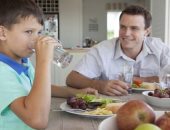 هل شرب المياه أثناء تناول الطعام يؤثر على الهضم.. اعرف الحقيقة
