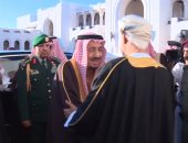 شاهد لحظة استقبال سلطان عمان للملك سلمان لتقديم واجب العزاء