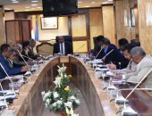 صور.. محافظ أسوان يتابع الخطة الاستثمارية ويتفقد مركز العمليات والأزمات