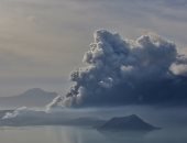 ثوران بركان "تال" بالفلبين وتصاعد الدخان الأسود الكثيف 