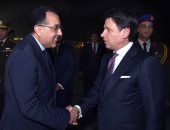 فيديو وصور.. رئيس الوزراء يستقبل نظيره الإيطالى بمطار القاهرة