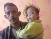 صور.. مأساة عامل باليومية يطالب بصرف معاش لابنته المصابة بالتوحد فى سوهاج