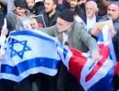 متظاهرون يحرقون علم بريطانيا وإسرائيل أمام سفارة المملكة المتحدة فى طهران