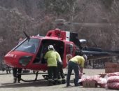 طائرات الانقاذ تلقى أطنان من الأطعمة على حيوانات الغابات فى استراليا.. فيديو