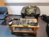 صور.. جمارك مطار القاهرة تضبط محاولة تهرب بندقية قنص مفككة وأجزاء أسلحة