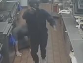 فيديو.. مسلح يروع عمال مطعم ماكدونالدز فى ولاية تكساس ويهرب بدون سبب