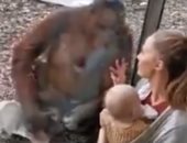 فيديو.. قردة أنجبت صغيرها ميتا فواست نفسها بطريقة غريبة في حديقة الحيوان