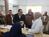 إيقاف سكرتير وحدة محلية و مجازاة 20 طبيب وممرض خلال زيارة مفاجئة لمحافظ الشرقية بالقنايات 